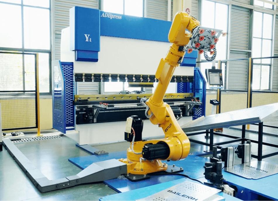 Celda robotizada de doblado de lámina con prensa CNC y brazo industrial